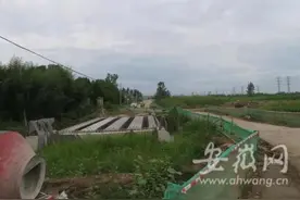 悲剧！男子醉驾掉水沟致两名幼子身亡：小的还未满周岁图片