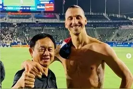 伊布晒照悼念曾为他做手术的华裔医生：我仍在巅峰要归功于他图片
