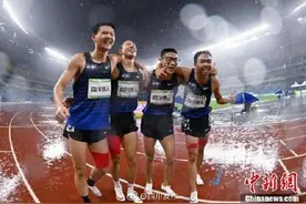雨中决胜！四川队勇夺全运会男子4×400米接力冠军图片
