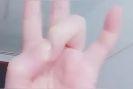 “比个ok”“握紧小拳拳”成了国际通用报警求助手势？警方：没听过图片