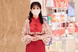 赵雅芝碎花红裙更衬身材婀娜 半梳发造型优雅气质温柔图片