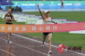 「第十四届全运会」女子马拉松大雨中鸣枪 云南张德顺强势夺冠图片