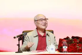 一曲“土琵琶”激荡，青年学子聆听大师红色音乐人生图片