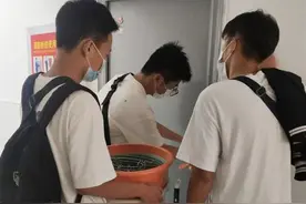 3人初中同宿舍，大学又同宿舍，神仙友谊让人羡慕图片
