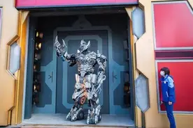 AI还是真人？揭秘北京环球影城“话痨”威震天图片