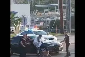 美国3名白人警察放狗咬黑人 民众警局前抗议：别把我们当牲口图片