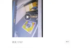 武汉一外卖骑手送餐后顺走一双皮凉鞋，还在电梯里穿着左看右看试了试图片