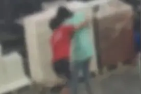 上班搂抱女同事被请进派出所 男子辩称：平时都这样开玩笑的图片