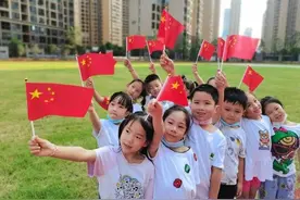 给每人发一面小国旗，这所小学布置“护旗作业”图片