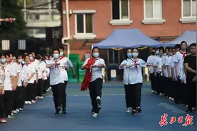 五星红旗高高飘扬图片