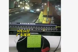 收费站横杆失控砸到汽车 工作人员却说车主耽误他时间让赔一个亿图片