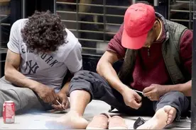 实拍！纽约街头成吸毒天堂：瘾君子毒贩旁若无人 警察淡定玩手机图片