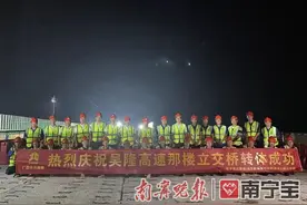 吴隆高速预计年底通车，沿线的广西首座跨高铁高速公路转体桥成功转体图片