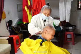 长沙69岁老人开了家3元理发店 17年来不涨价图片