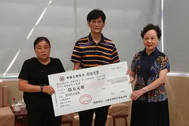 消防员丰晨敏、汤伟佳不幸牺牲 市拥军优属基金会向家属送上慰问金图片