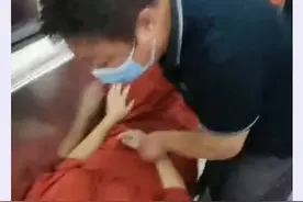 杭州地铁上男子抱着妻子哭喊求救，关键时候有人大喊“我是医生”图片