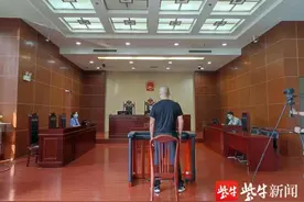 从22楼往下扔4张茶凳！判了图片