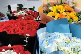 学生送花感谢中国政府营救孟晚舟回国，外交部：鲜花收悉，感谢好意图片