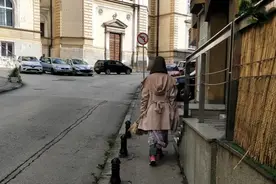 专访塞尔维亚失联成都女子的父亲：她每天只一两小时清醒 常独自呆旅馆图片