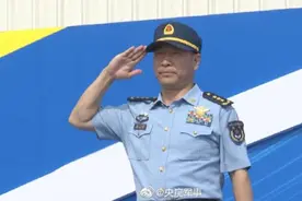 中国空军新任司令员亮相珠海航展，2015年曾带领15架歼-10飞过天安门图片