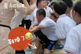 男孩拔河蹬坏鞋仍坚持赢下比赛！爸爸：精神可嘉图片