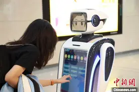 北京轨道交通首个车站智能服务机器人“上岗”图片