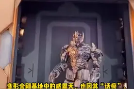 “话痨”威震天机甲重量曝光！真人站膝盖上演出，犹如踩高跷图片