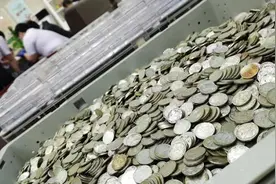 1.5吨硬币用卡车运到银行求清点，17人数了20个小时视频封面