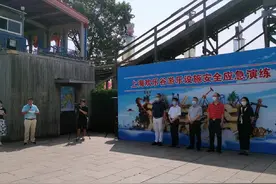 国庆将至 上海欢乐谷组织开展安全应急演练图片