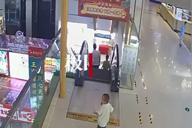 惊险！黄石阳新3岁男童独自下楼左脚被自动扶梯“咬”断脚趾图片
