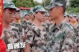 广东一教官军训时纠正同学普通话，网友：别把教官带偏了视频封面