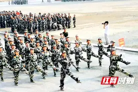 湖南艺术职业学院新生军训总结大会暨开学典礼举行图片