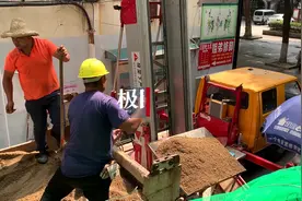 告别人力运送！黄沙“坐电梯”上七楼楼顶图片