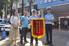 暖心！50分钟路程仅用了20分钟 成都交警护送被毒蛇咬伤的妇女紧急就医图片