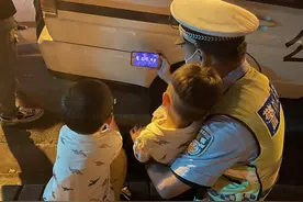 爸爸酒驾被查 交警变奶爸抱着孩子看动画片图片