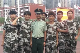 蹦蹦跳跳离场的军训教官：背影让我自己都震撼了图片