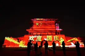 百年历程光影呈现，今晚的永定门城楼亮了图片