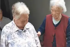 80岁女儿过生日，百岁母亲送她的礼物太暖心了图片