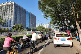 早高峰，骑车人太难了！慢行路权被侵占主要因为这些图片