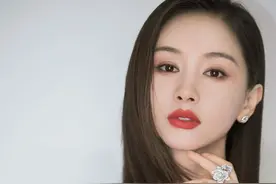 王子文穿曜黑花边领礼服气质超绝 眼神坚定浓郁红唇气场加持图片