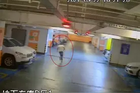 拉开自家车门，杭州女子吓坏：车后座竟然有一陌生男人图片