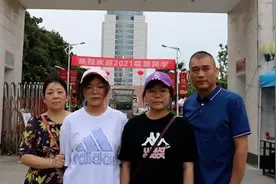 双胞胎姐妹时隔28年考入父亲的母校：希望和爸爸一样优秀视频封面