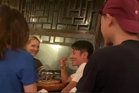 网友偶遇撒贝宁夫妇约会 两人甜蜜对酌浪漫温馨图片