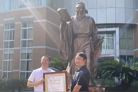 写《论语》、诵《论语》成都七中实验学校师生缅怀万世之师孔子图片