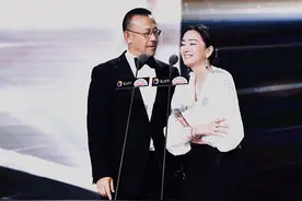氛围感绝了！巩俐姜文北影节闭幕式同框堪比大片图片