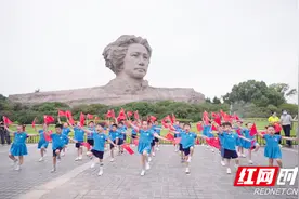 厚植爱国情怀 诺贝尔摇篮教育集团师生唱跳“快闪”打卡长沙经典地标图片