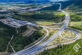 云南海拔最高！迪庆首条高速公路全线投运图片