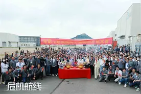 刘德华张子枫首次合作父女档 电影《危机航线》青岛开机图片