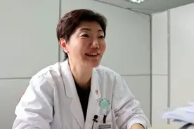 因三种语言切换火了的上海医生：用家乡话去拉近和患者的关系视频封面