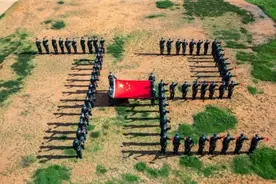 武警广西总队：喜迎国庆 新兵同志与国旗合影图片